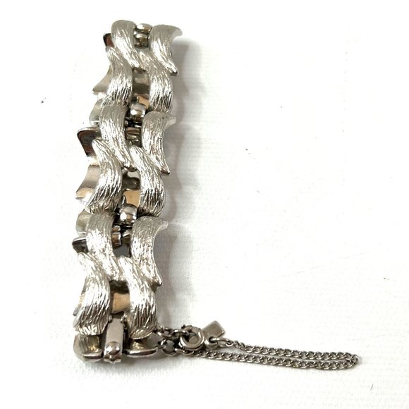 Vintage Monet SIlver Tone Link Bracelet Interlocking Brushed Waves 7" - Picture 6 of 9